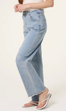 Load image into Gallery viewer, Floral Embroidery Jeans