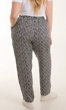 Load image into Gallery viewer, BLACK AND WHITE GEOMETRIC PRINT CAPRI TROUSERS