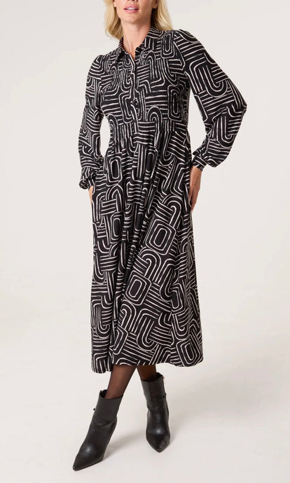 BLACK AND WHITE GEO SWIRL SHIRRED BUTTON STRETCH DRESS