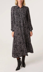 BLACK AND WHITE GEO SWIRL SHIRRED BUTTON STRETCH DRESS