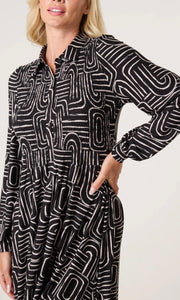 BLACK AND WHITE GEO SWIRL SHIRRED BUTTON STRETCH DRESS