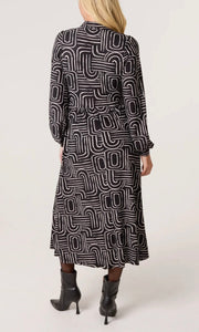 BLACK AND WHITE GEO SWIRL SHIRRED BUTTON STRETCH DRESS