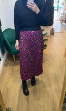 Load image into Gallery viewer, Leopard Print Pleated Skirt