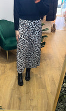 Load image into Gallery viewer, Leopard Print Pleated Skirt